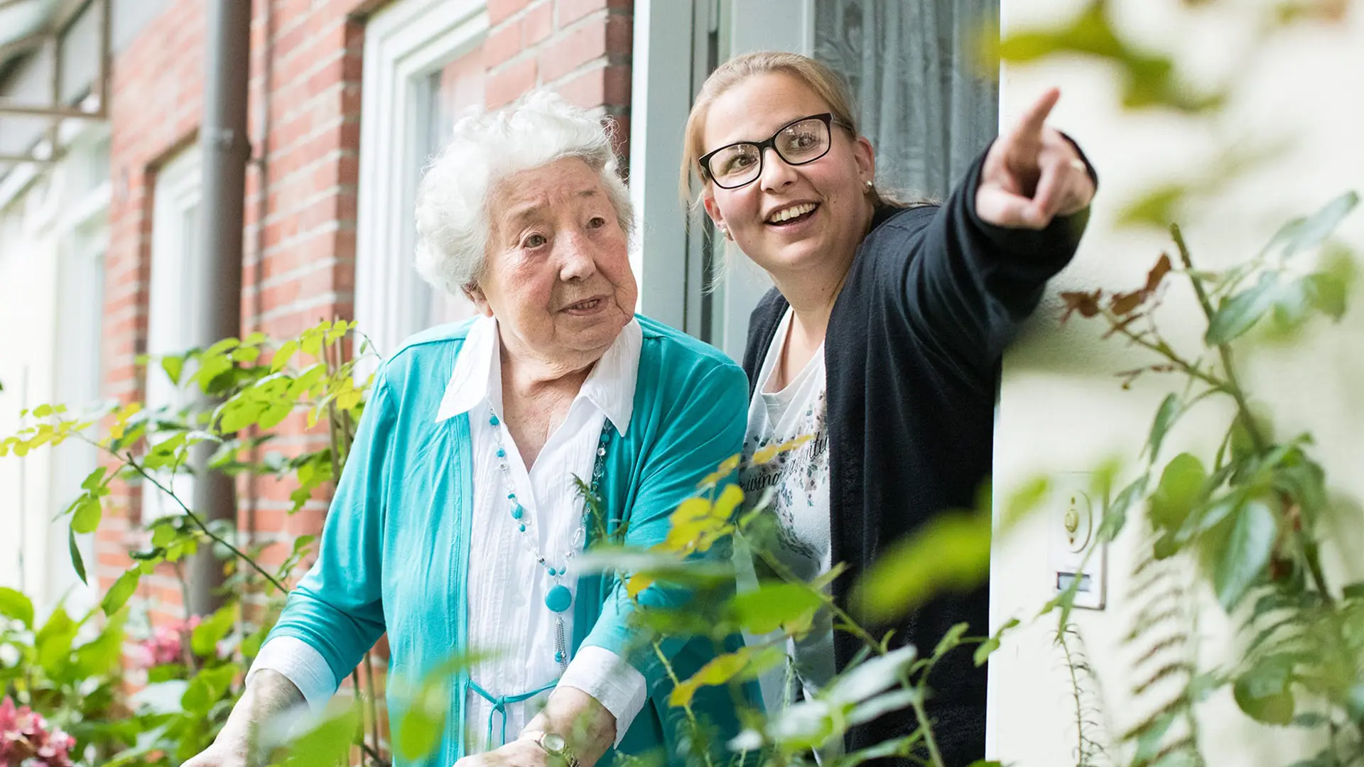 Ältere Frau lächelt in die Kamera