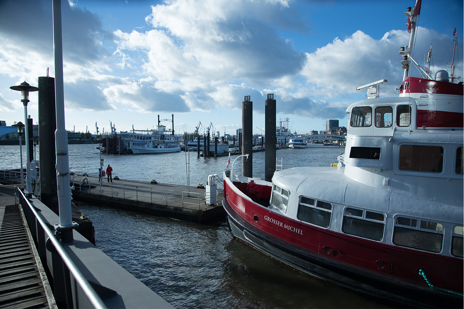 Bild eines Fähranlegers im Hamburger Hafen, Schiff im Vordergrund