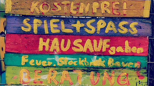 Eine bunte Holzwand mit Aufschrift